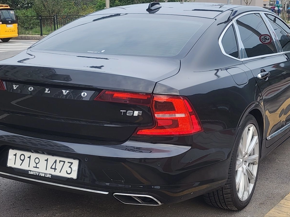 VOLVO S90
