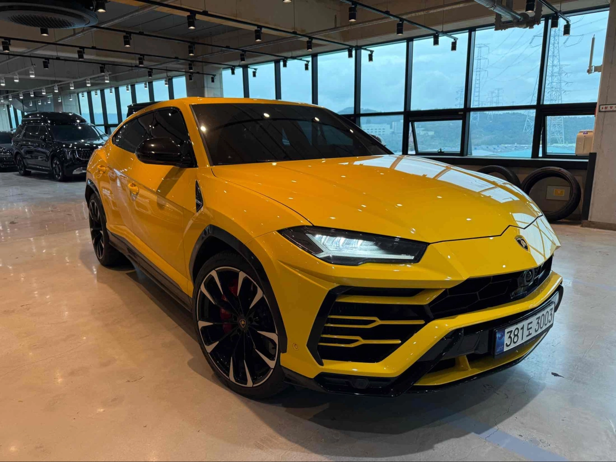 LAMBORGHINI URUS