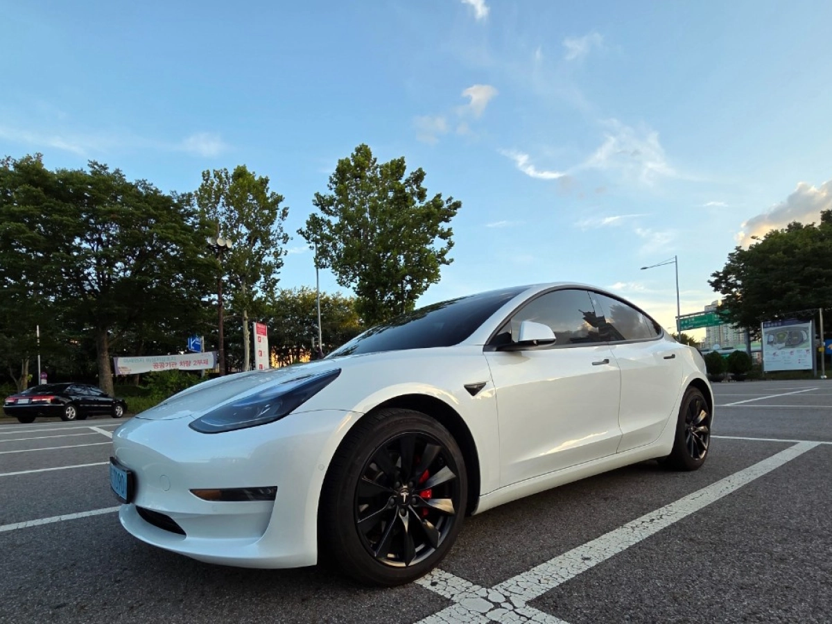 TESLA MODEL 3