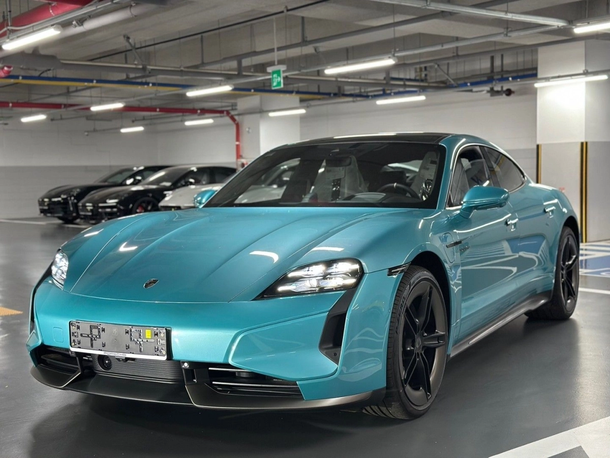 PORSCHE TAYCAN  2025