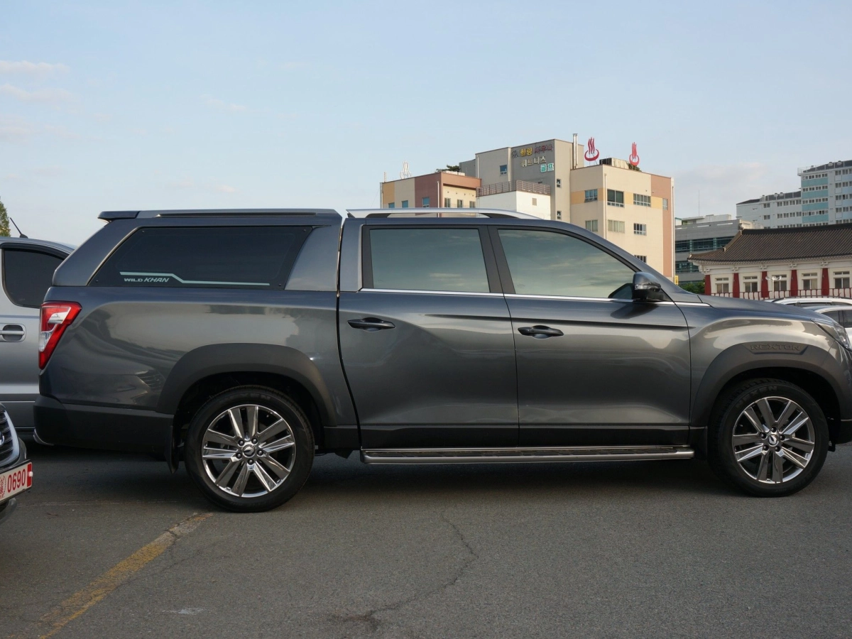 SSANGYONG REXTON SPORTS CAR