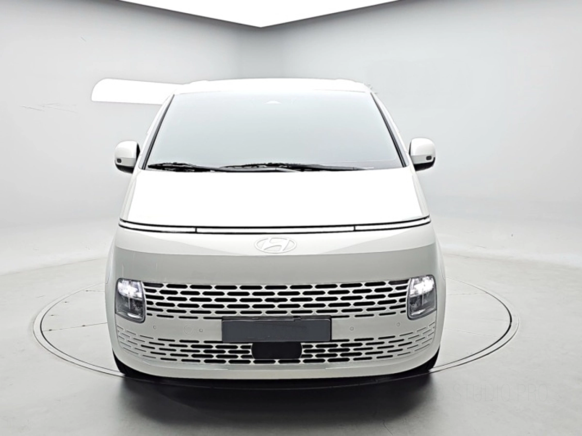 HYUNDAI STARIA 2025