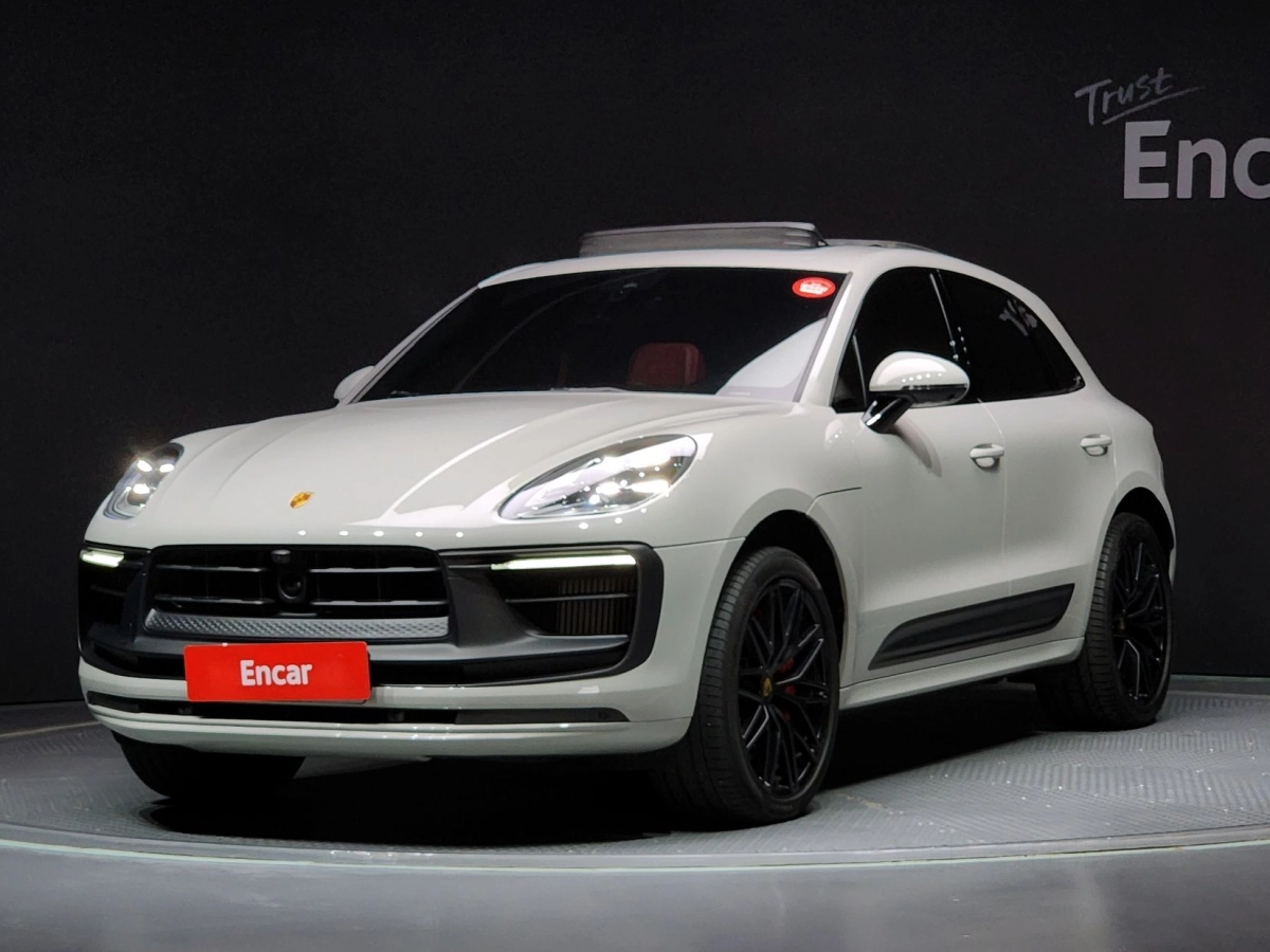 PORSCHE MACAN