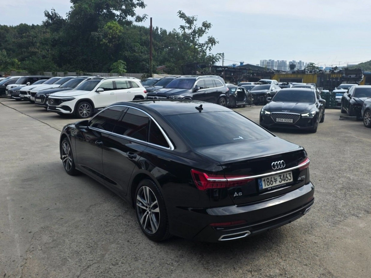 AUDI A6 C8