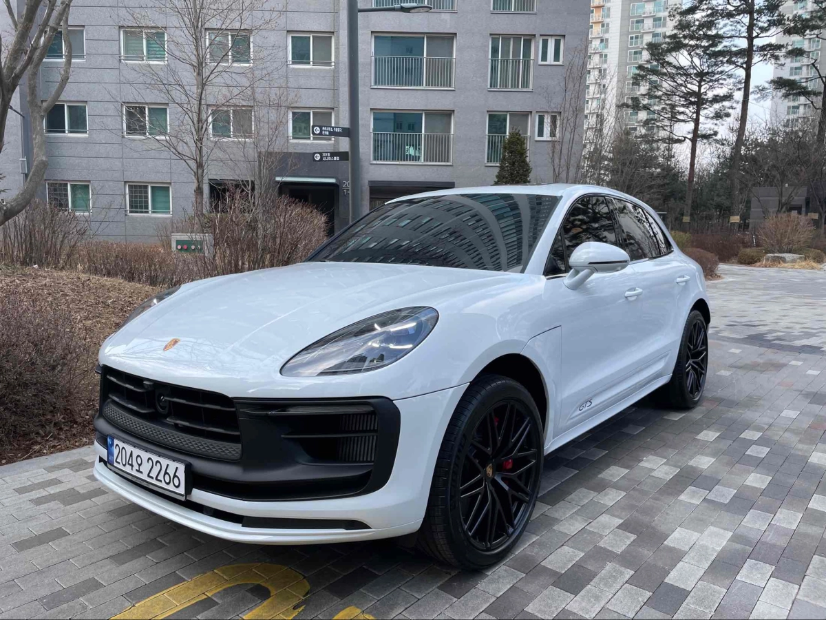 PORSCHE MACAN
