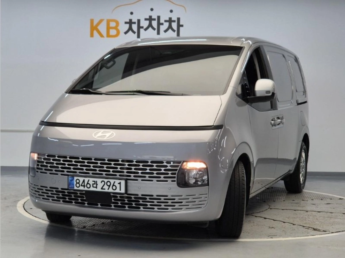 HYUNDAI STARIA