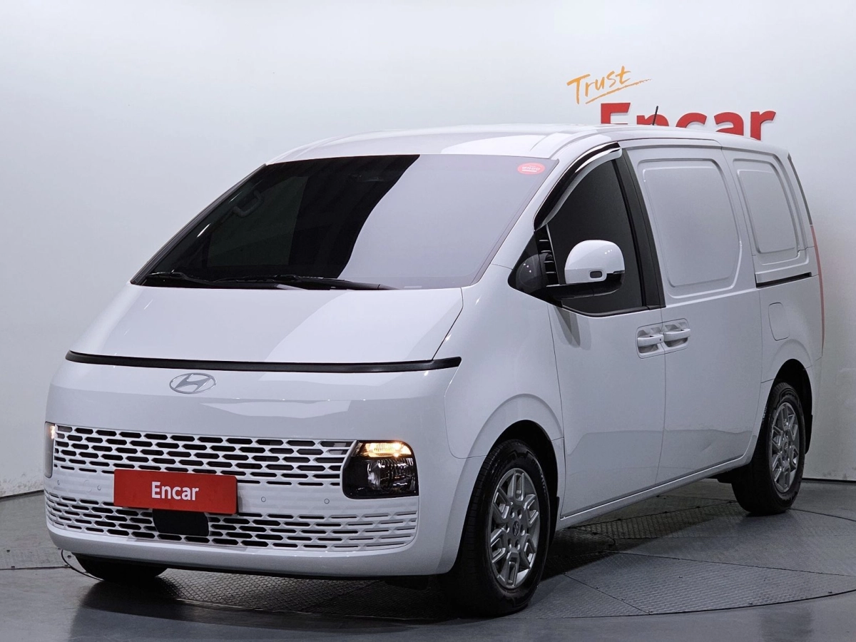 HYUNDAI STARIA 2025