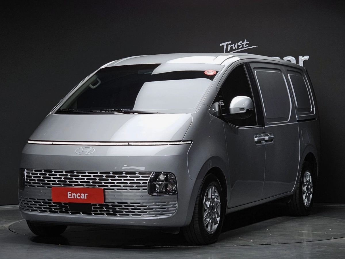 HYUNDAI STARIA 2025