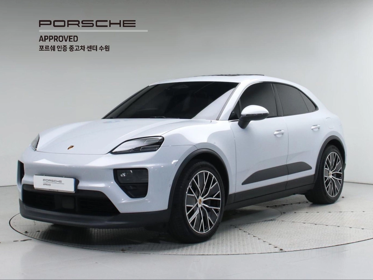 PORSCHE MACAN EV