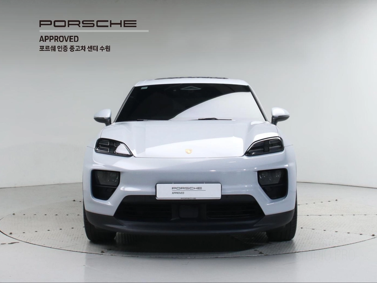 PORSCHE MACAN EV
