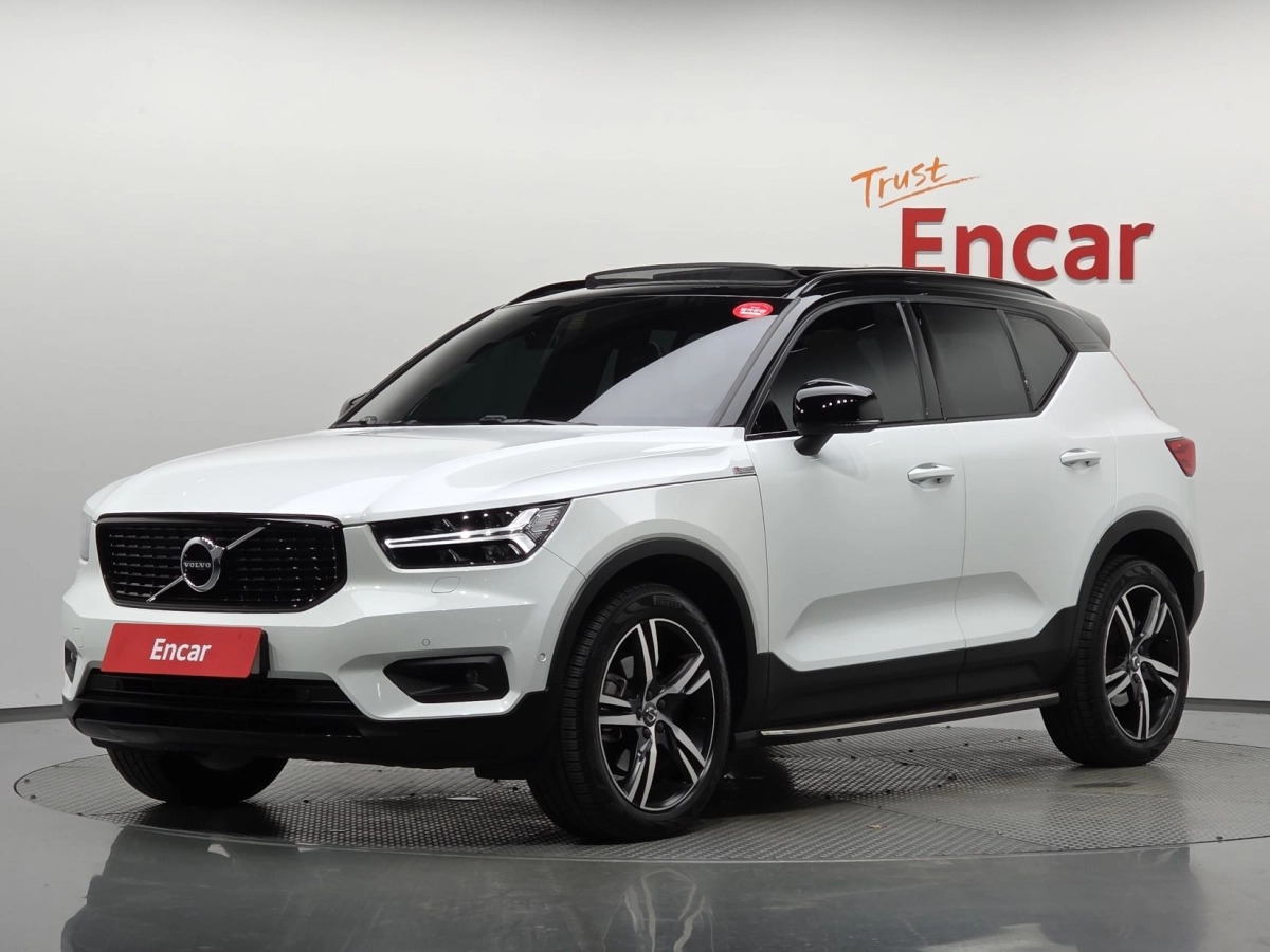 VOLVO XC40