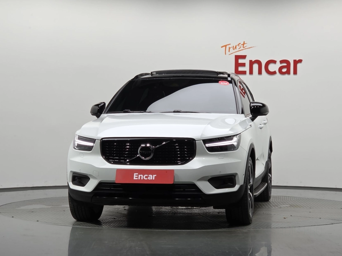 VOLVO XC40