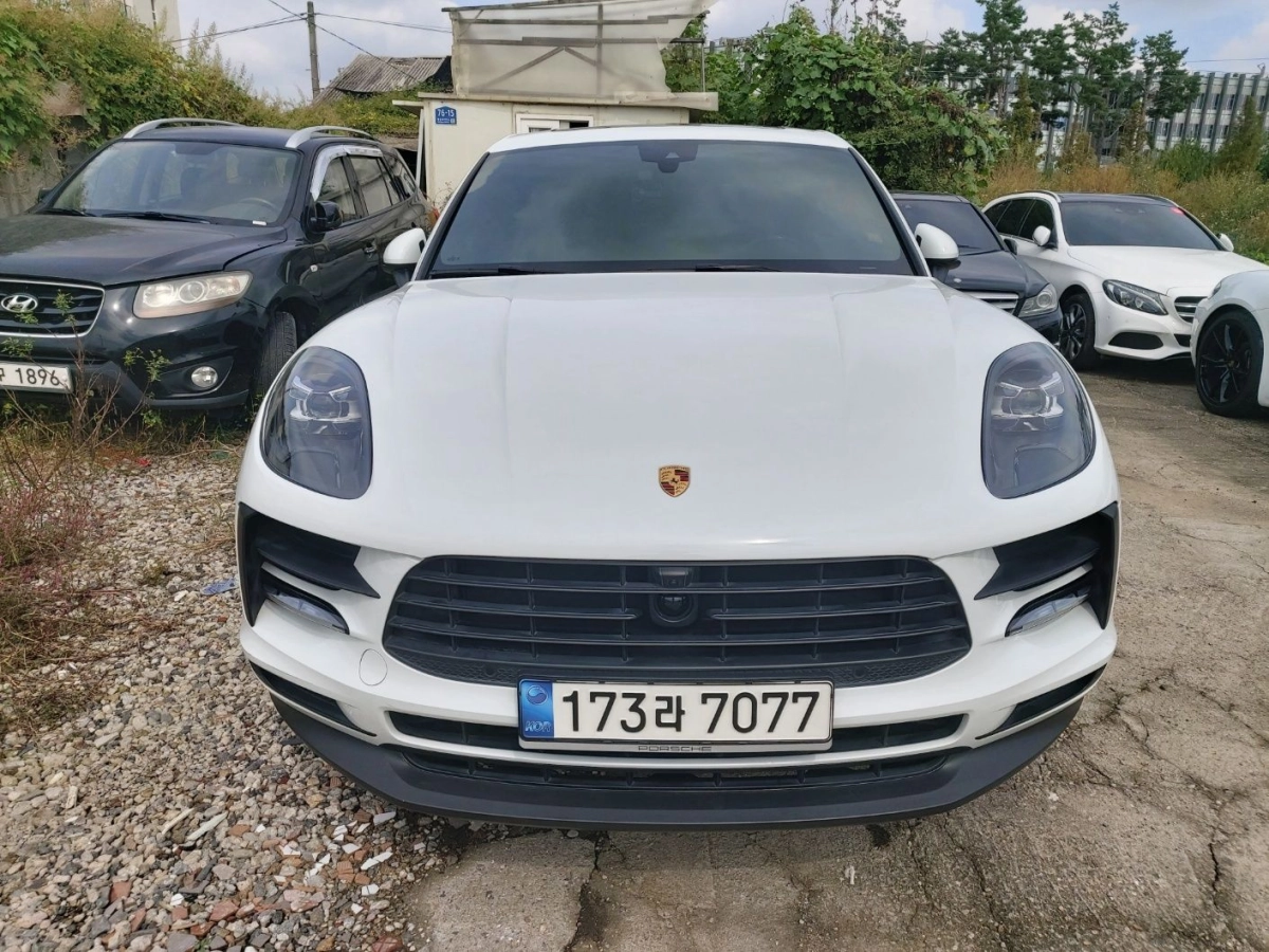 PORSCHE MACAN