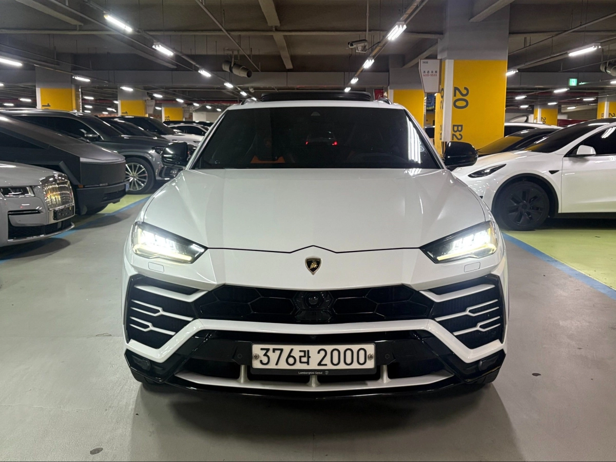 LAMBORGHINI URUS