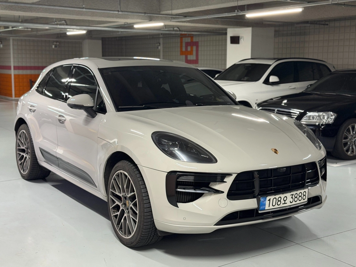 PORSCHE MACAN