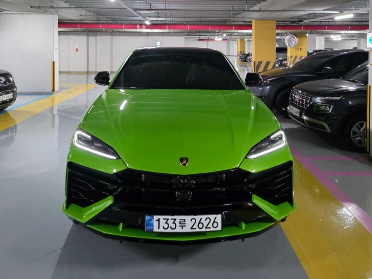 LAMBORGHINI URUS