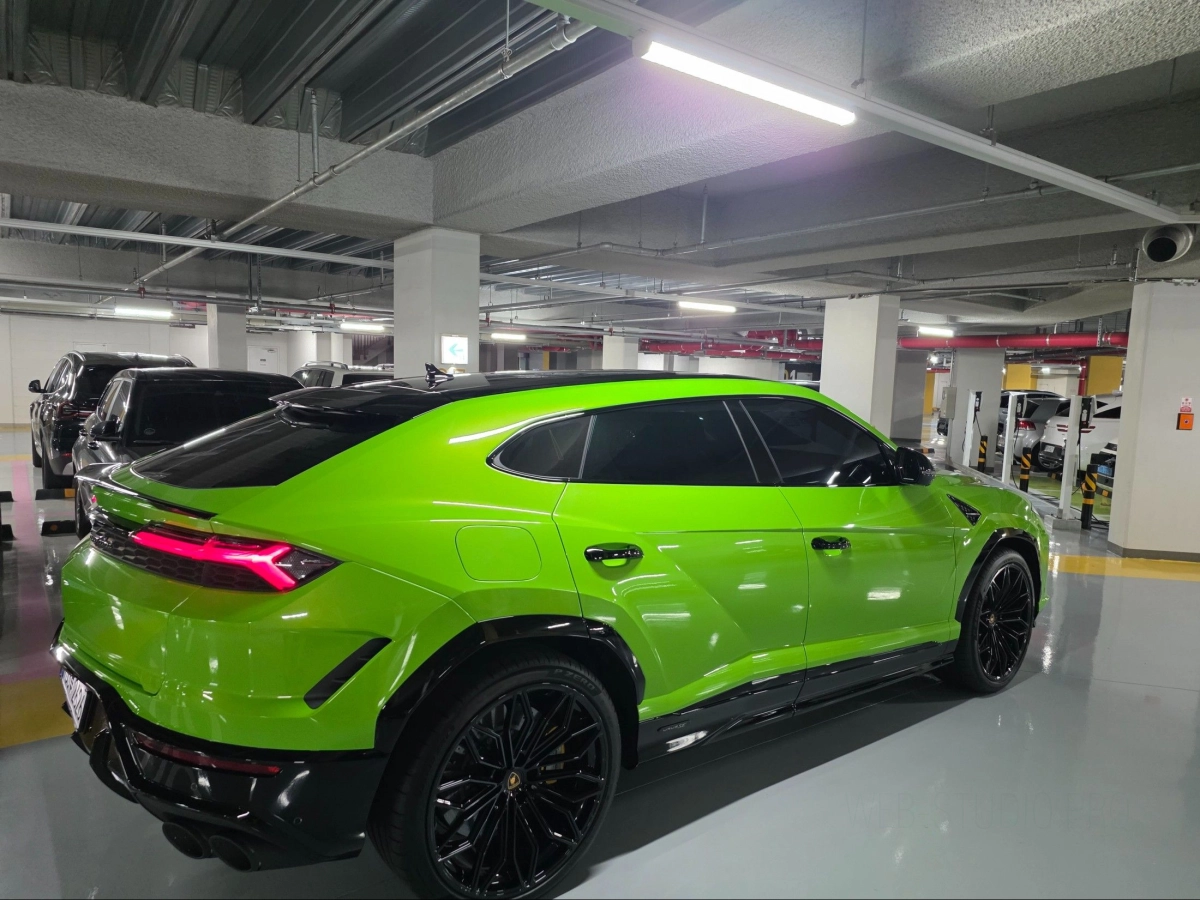 LAMBORGHINI URUS