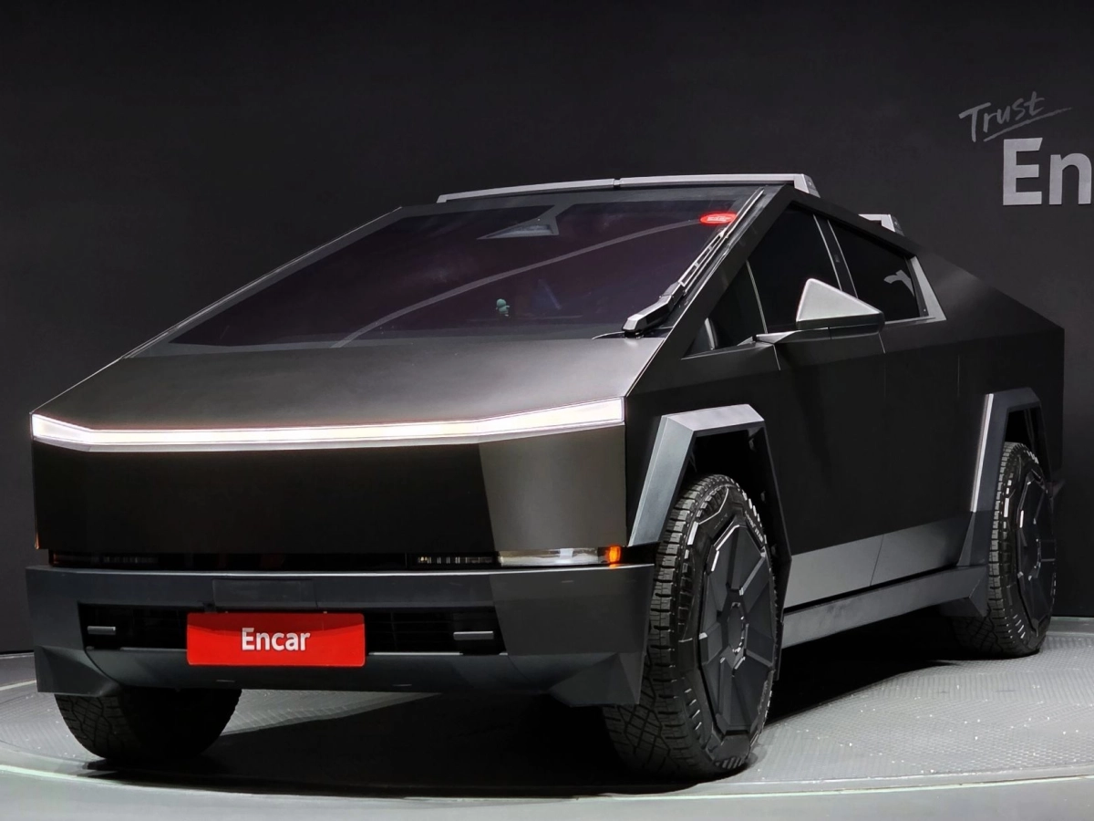 TESLA CYBERTRUCK  2024