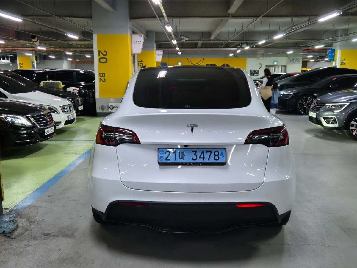 TESLA MODEL Y