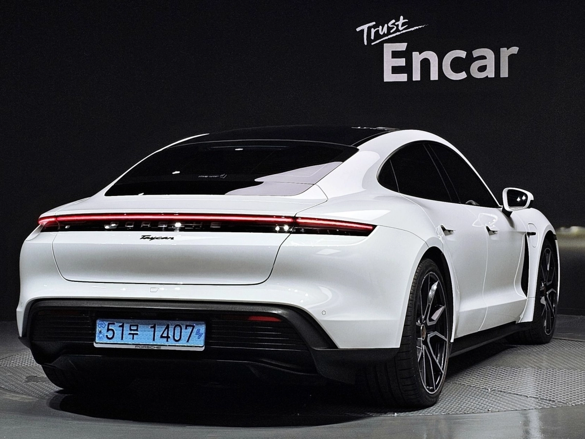 PORSCHE TAYCAN