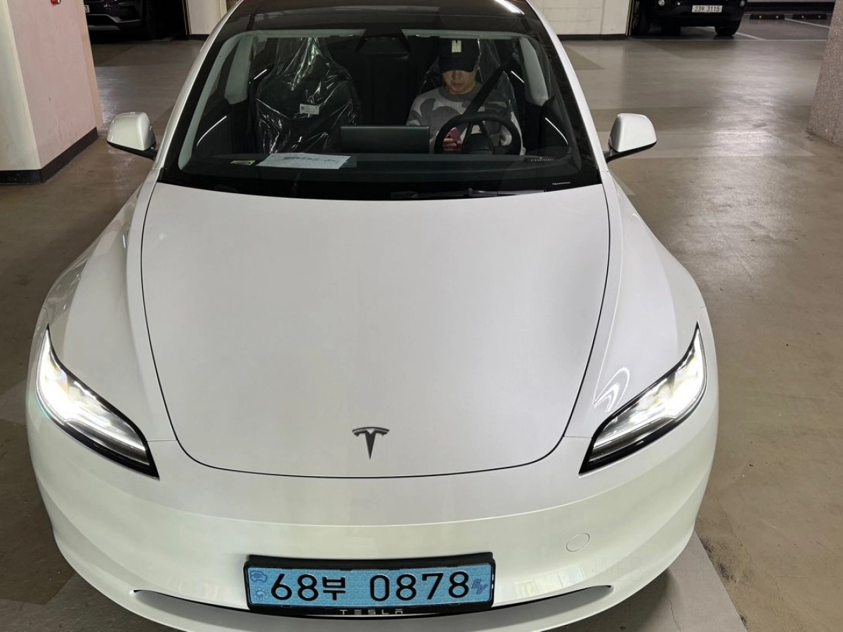 TESLA MODEL 3