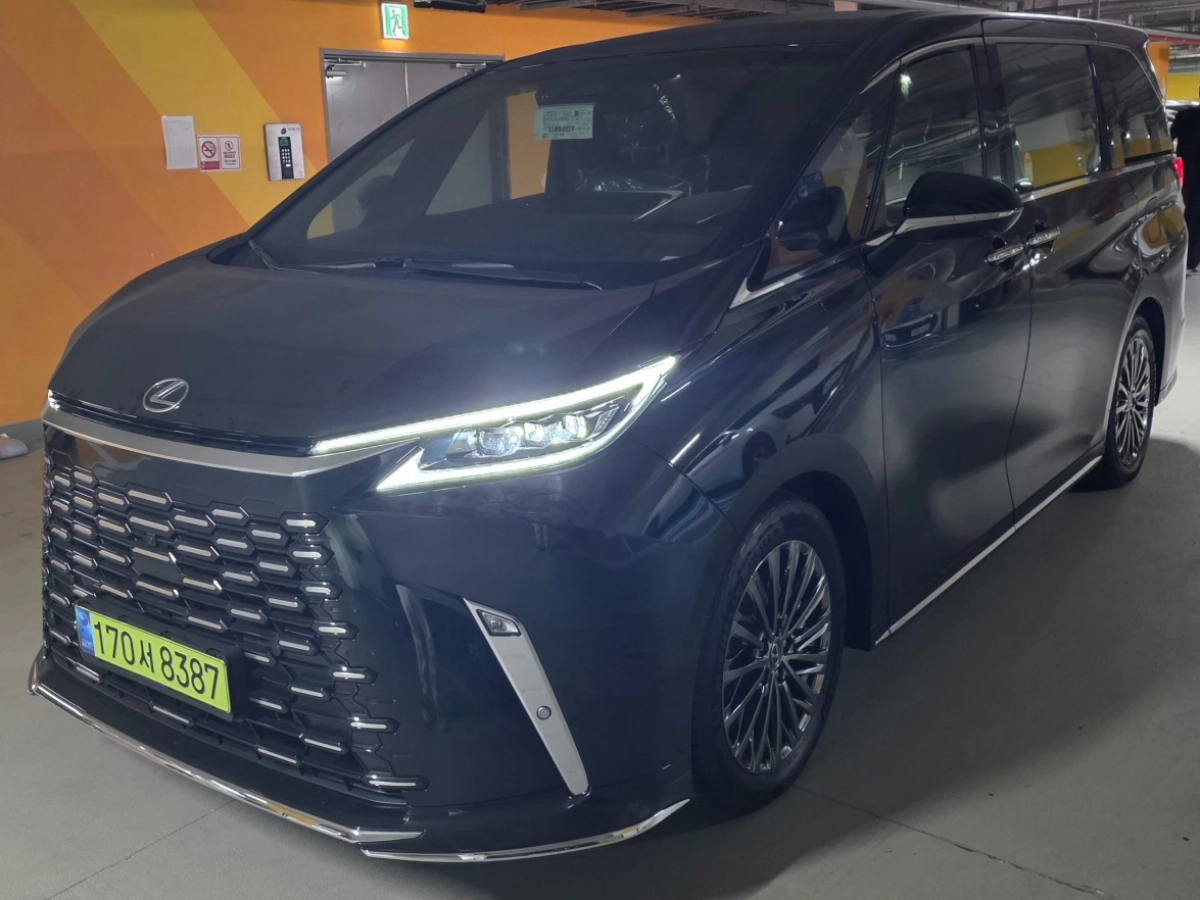 LEXUS LM  2024