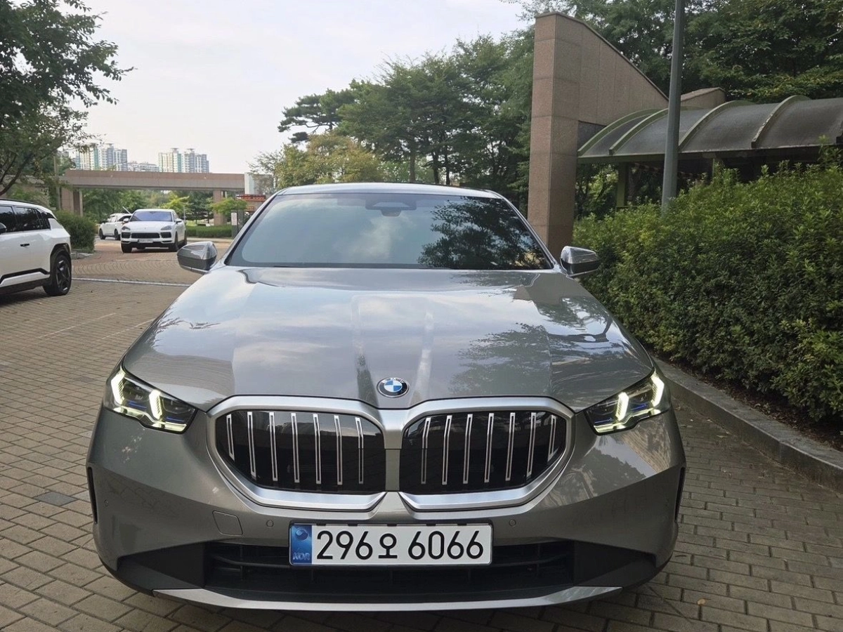 BMW 5-SERIES G60 2025
