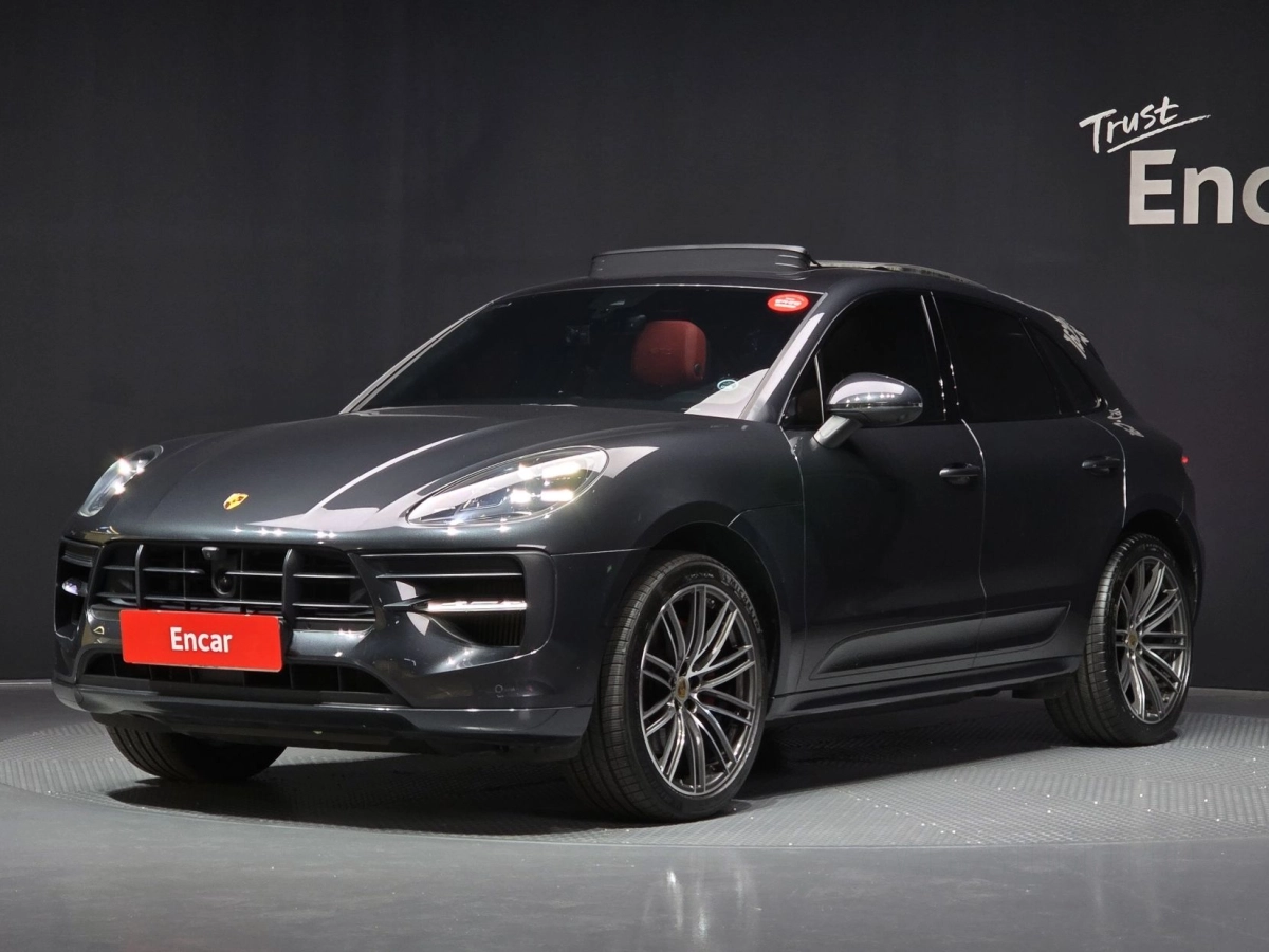 PORSCHE MACAN