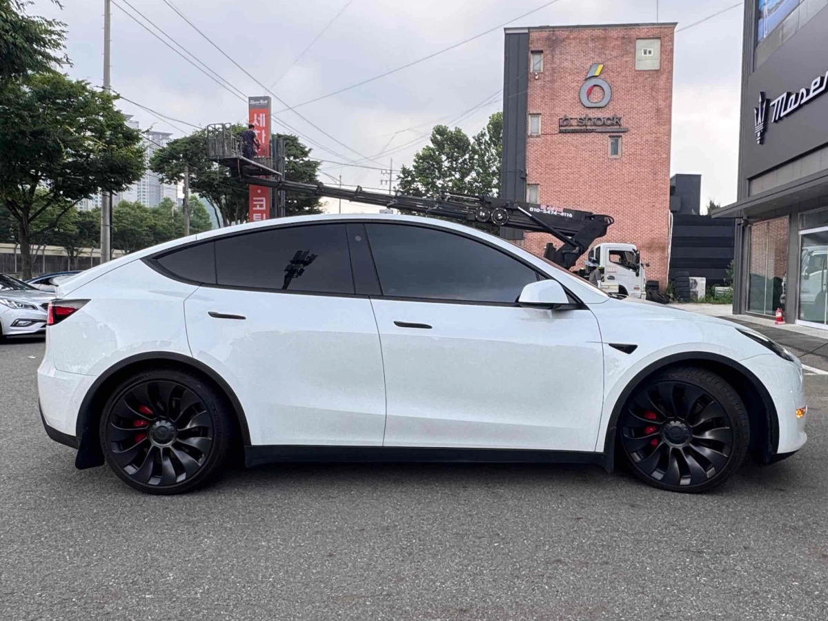 TESLA MODEL Y