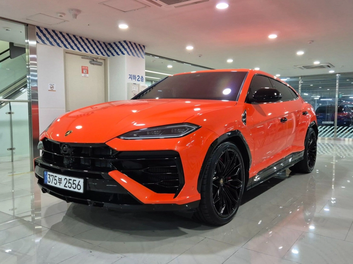 LAMBORGHINI URUS