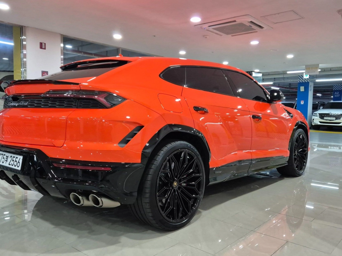 LAMBORGHINI URUS