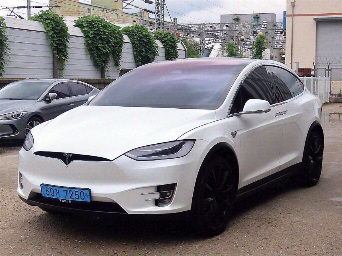 TESLA MODEL X