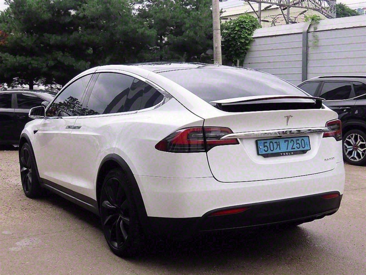 TESLA MODEL X
