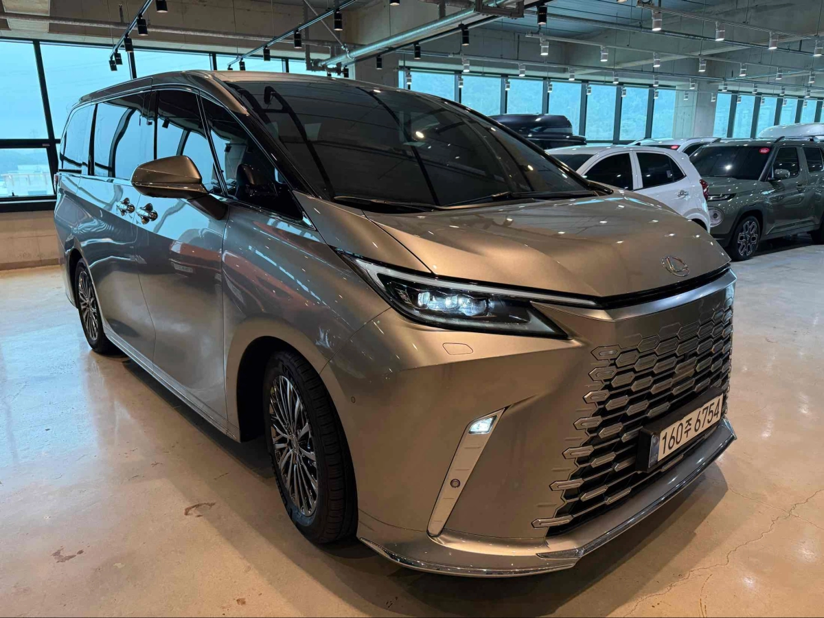 LEXUS LM  2024