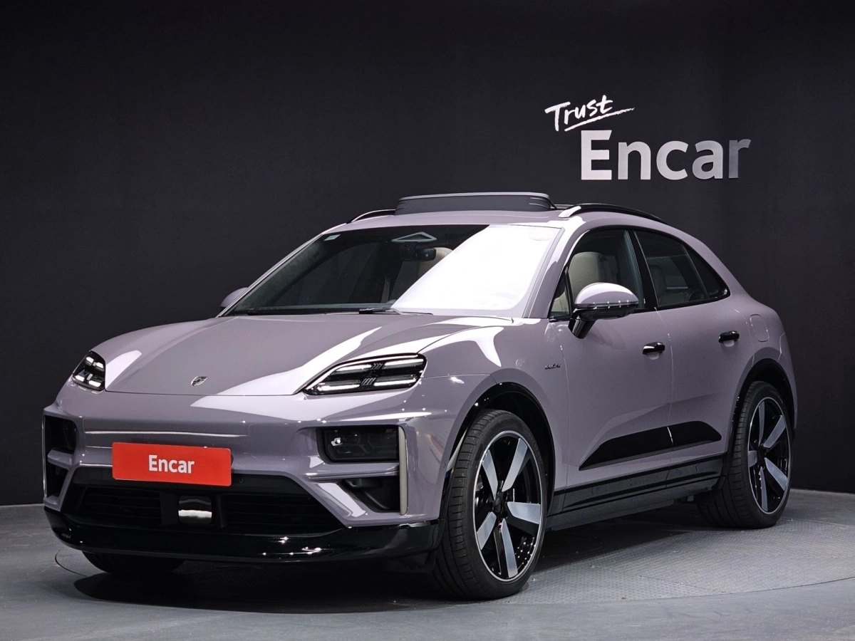 PORSCHE MACAN EV
