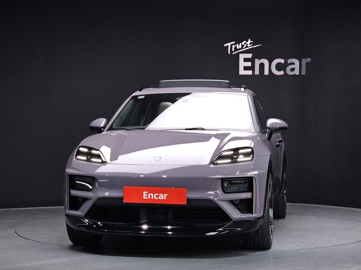 PORSCHE MACAN EV