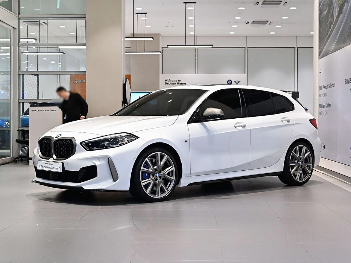 BMW 1-SERIES F40  2024