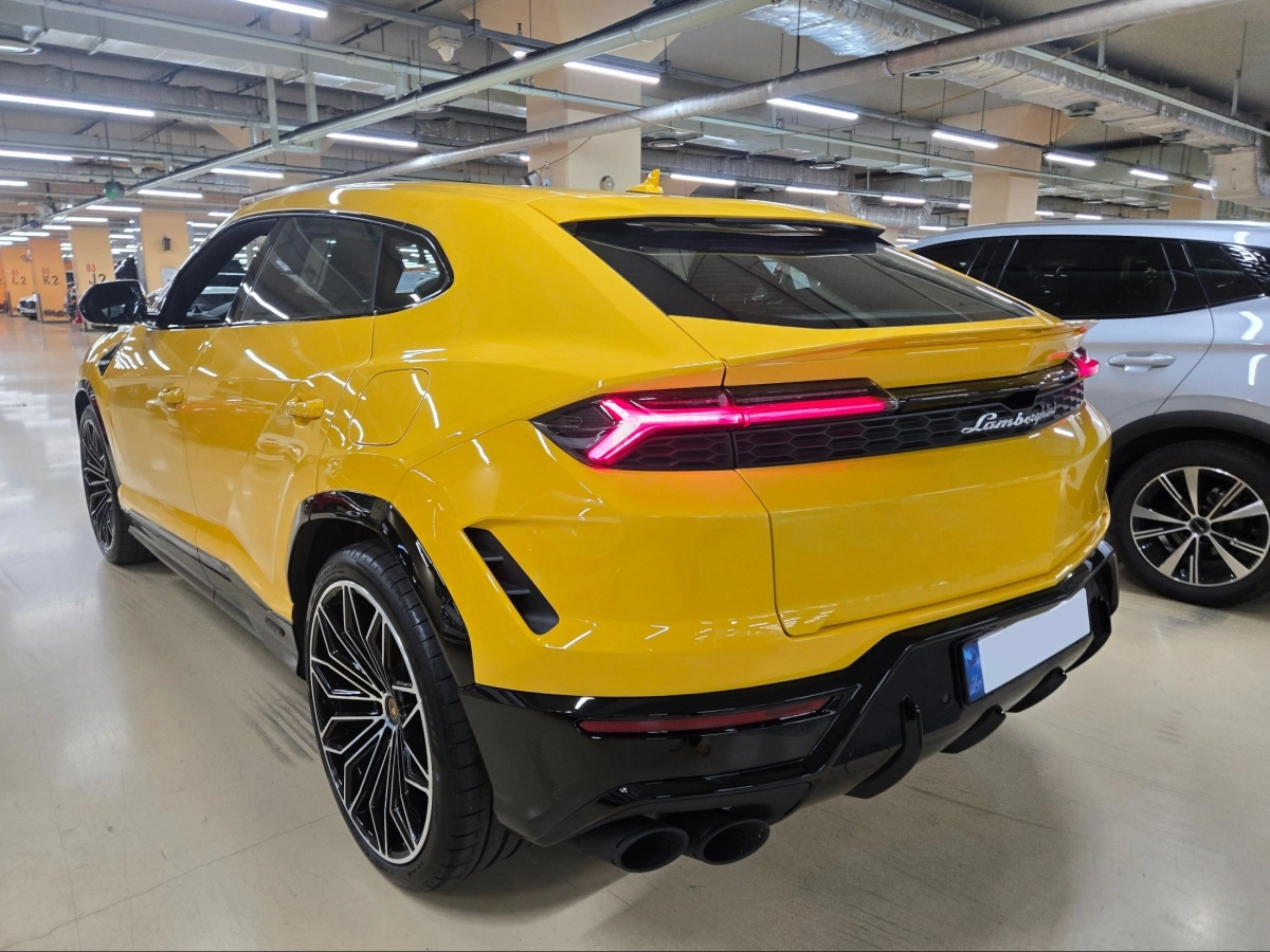LAMBORGHINI URUS