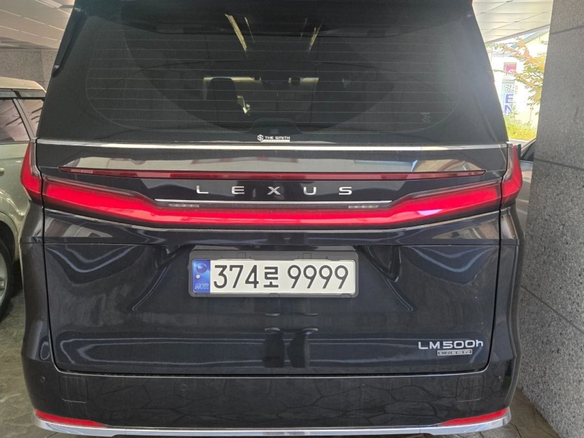 LEXUS LM