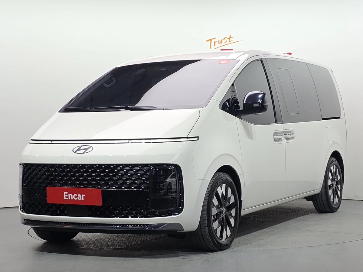 HYUNDAI STARIA 2025