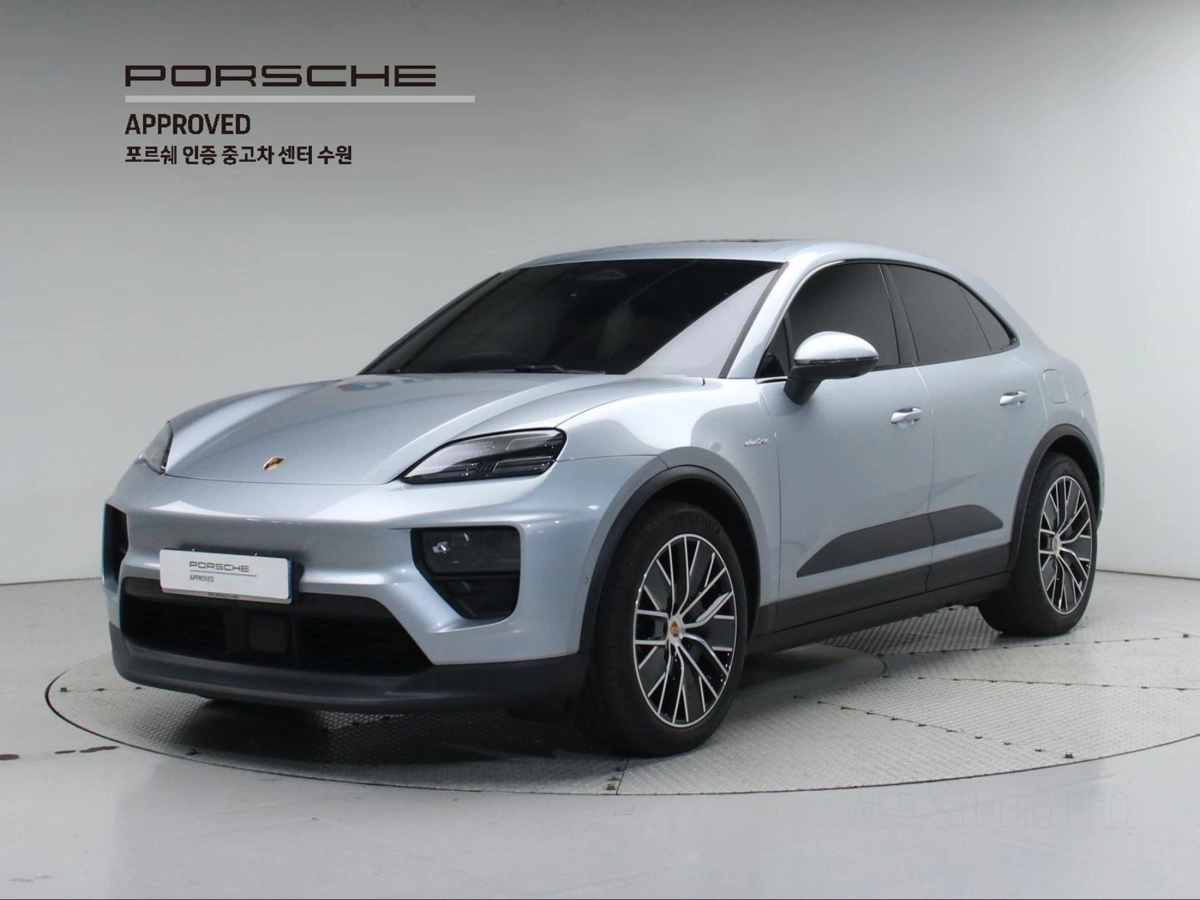 PORSCHE MACAN EV
