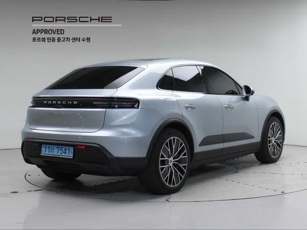 PORSCHE MACAN EV