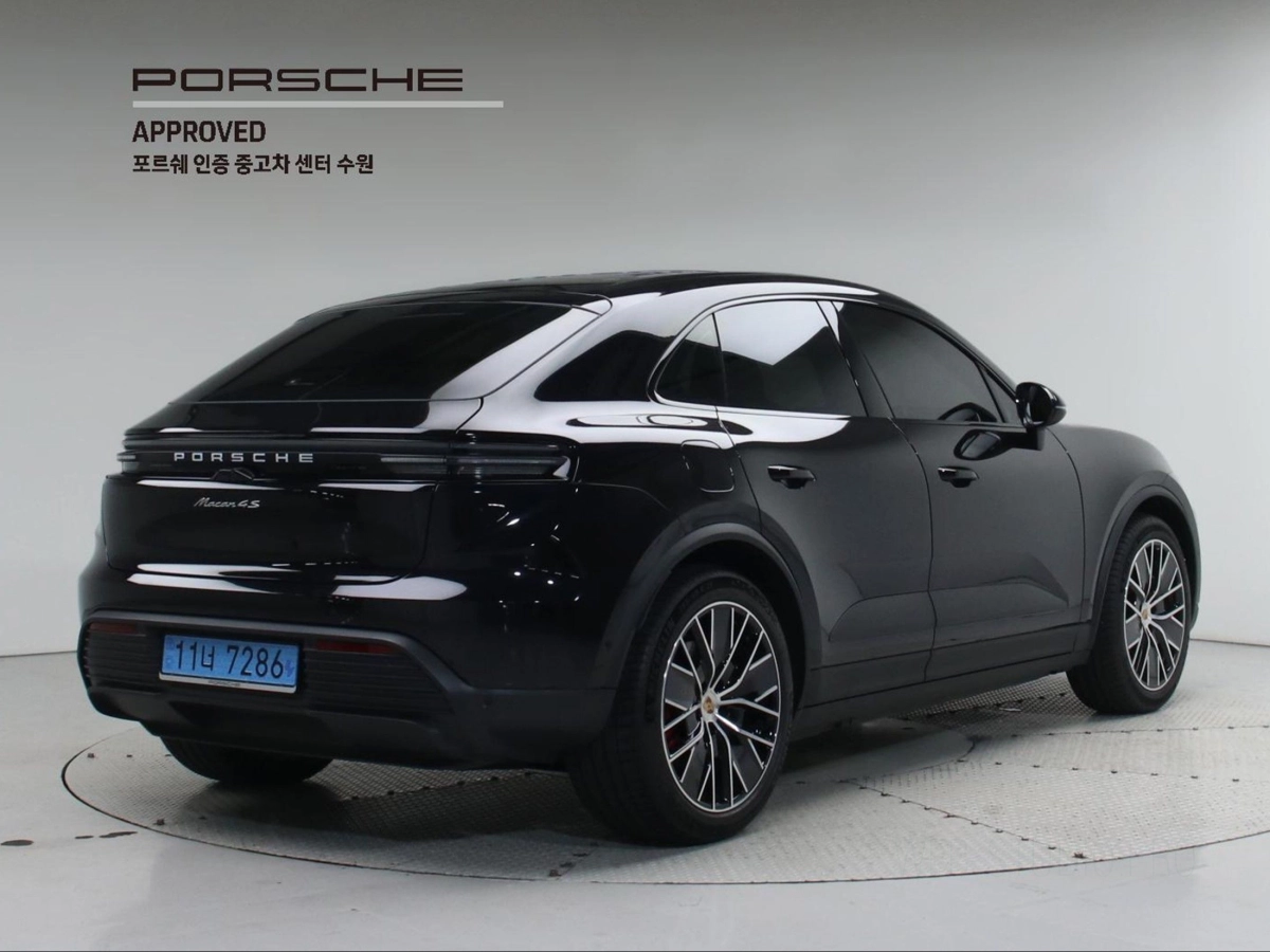 PORSCHE MACAN EV