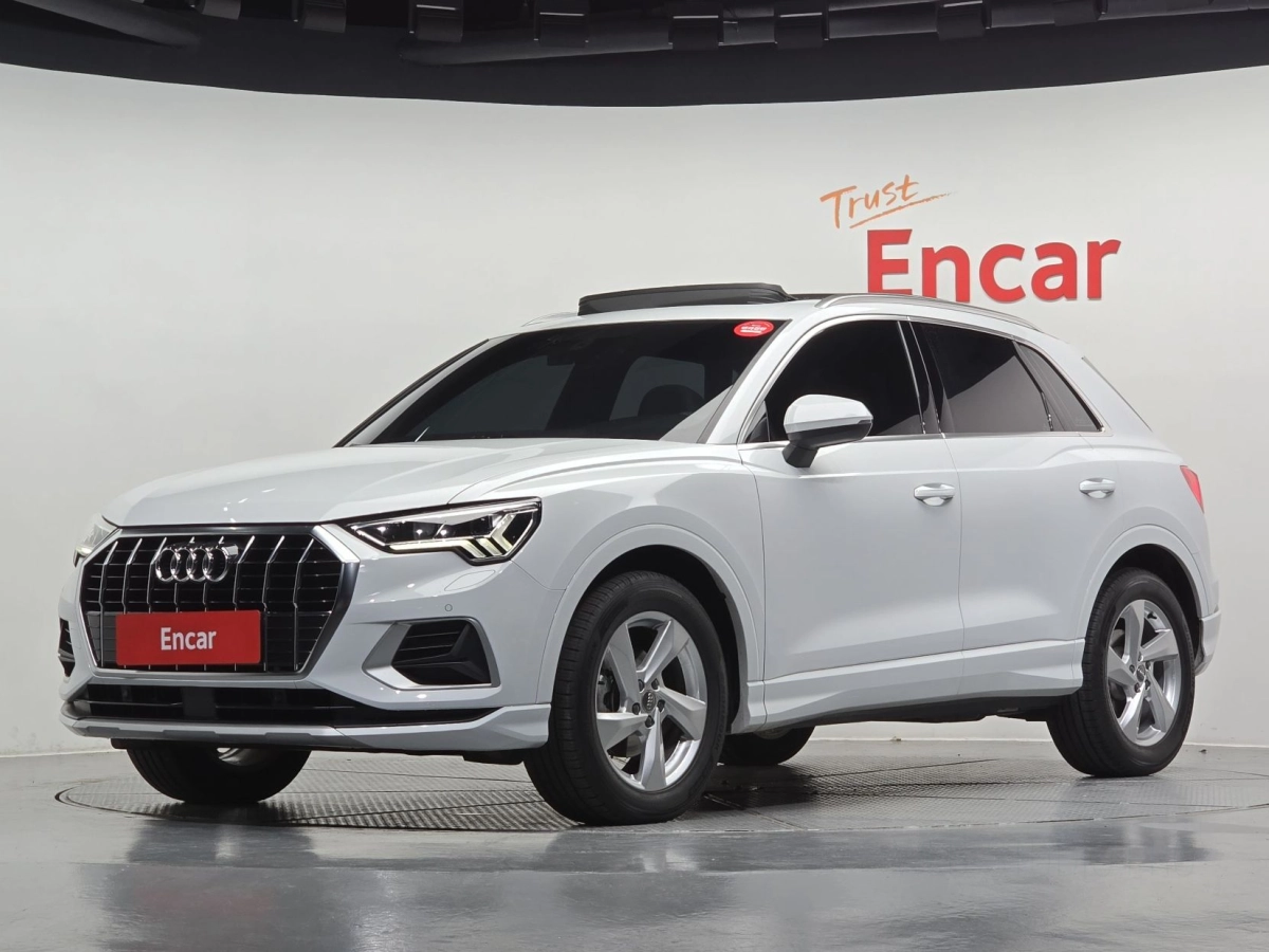 AUDI Q3 F3