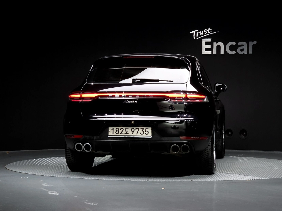 PORSCHE MACAN