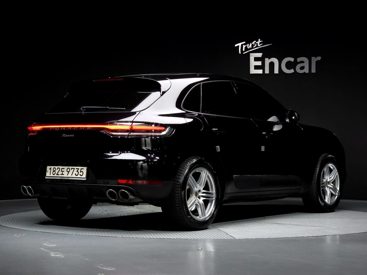 PORSCHE MACAN
