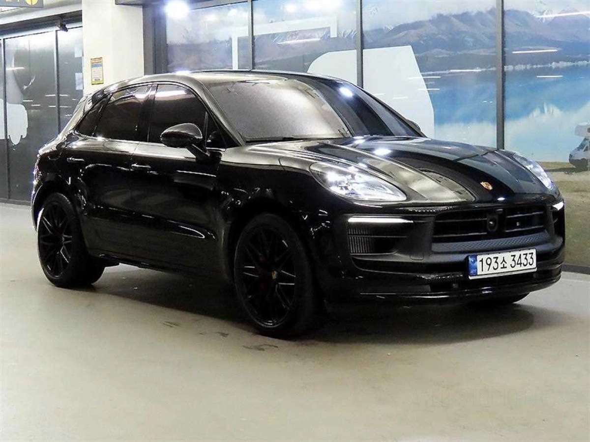 PORSCHE MACAN