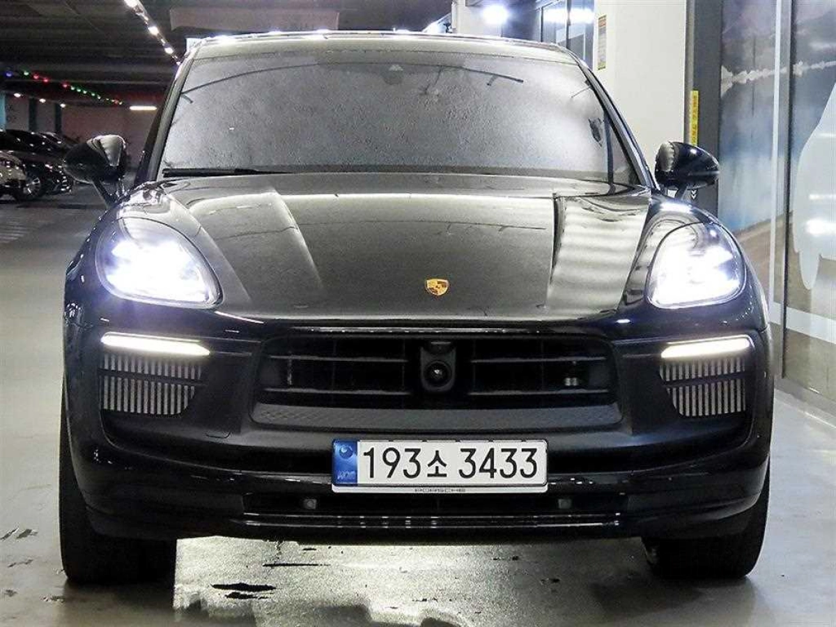 PORSCHE MACAN