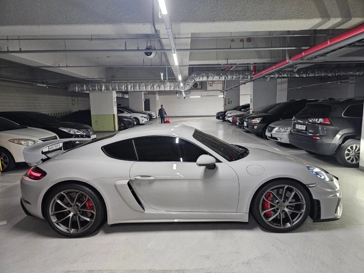 PORSCHE 718 CAYMAN