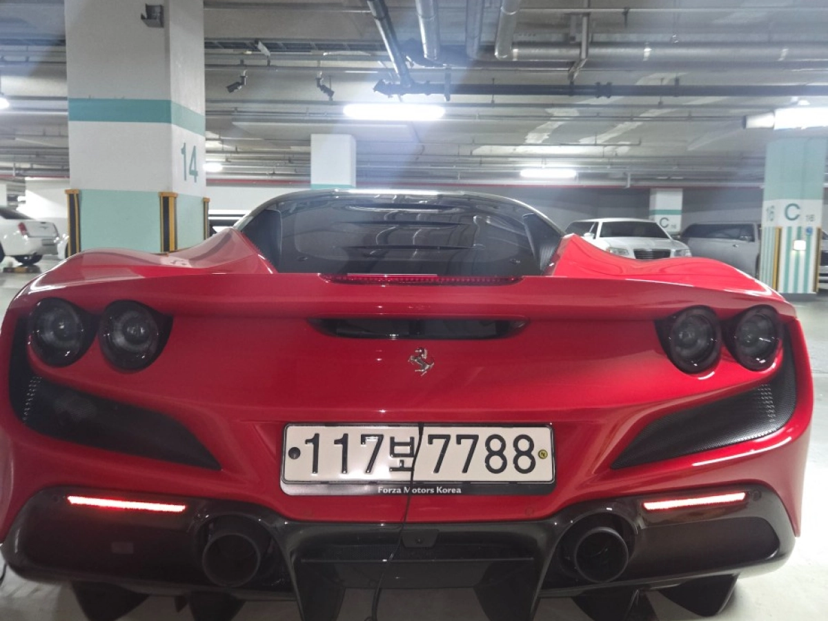 FERRARI F8 TRIBUTO